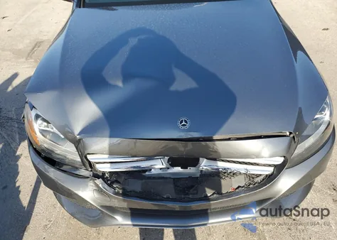 2018 Mercedes-Benz C 300 z USA, uszkodzony, nr VIN 55SWF4JB3JU269708